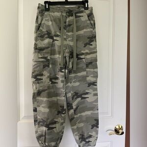 American Eagle Outfitters women’s Camouflage Cargo Jogger Pants